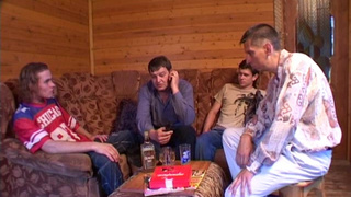 Костлявая русская прошмандовка стонет и заглатывает нектар чувака