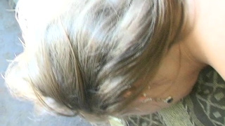 Супруга снимает трусы и ласкает писю