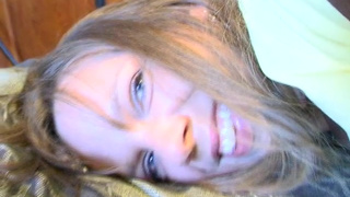 Супруга снимает трусы и ласкает писю