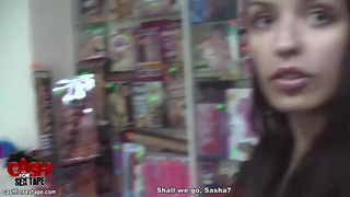 Кобель угощает нектаром милую сладкую брюнеточку