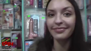 Кобель угощает нектаром милую сладкую брюнеточку