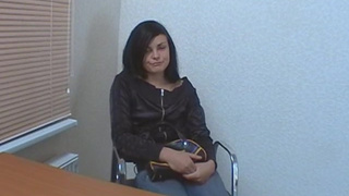 Шикарной брюнетке пацан вставил писюн в очко в гондоне