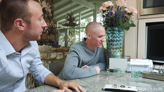 Брат вместе с мужем сестры прут ее в половую щель