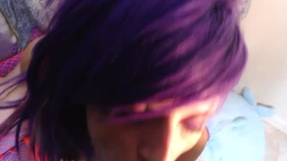 Большой конец бойфренда входит в тугую задницу девушке