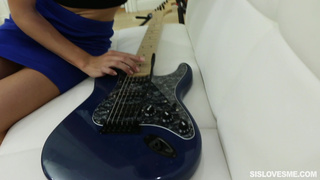 Брат не дает сестре покоя пихая в ротик писюн