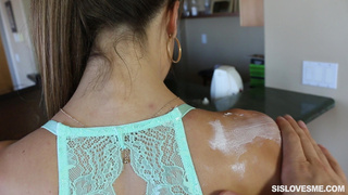 Брат не дает сестре покоя пихая в ротик писюн