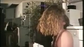 Любовник поимел русскую телку в колготках прямо на кухне