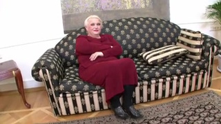 Полноватая старушка впервые решилась на групповой порно кастинг