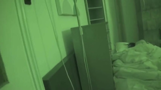 Сонная малышка дает парню