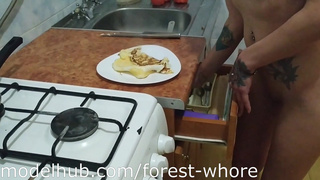 Татуированная русская мадемуазель мастурбирует сраку кабачком стоя на кухне