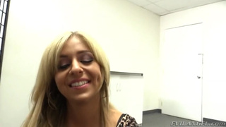 Блондиночка делает отсос на кастинге