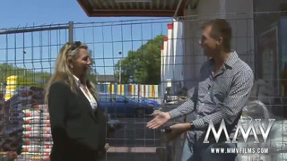 Взрослый чувак развел женщину на секс