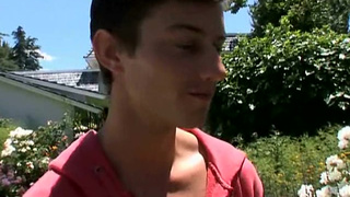 Долбит пизденку красивой мамки с пышными титьками и попой