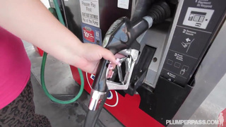 Пухлая мажорка потрахалась с заправщиком машин у себя дома