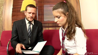 Студентка за пятерку на экзамене дала в попку