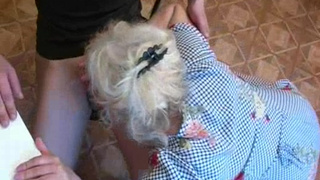 Саша выеб пожилую соседку прямо на ее кухне