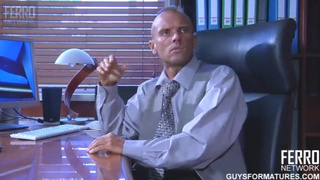 В русском порно мамка с татуировками на больших сиськах дала себя выебать на офисном столе