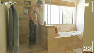 Белокурая сеструха круто кончает от секса с братом в позе по собачьи