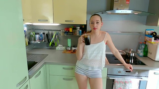 Похотливая женушка соблазнила друга муженька, пока его не было дома