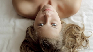 Нежная девченка дрочит правой рукой