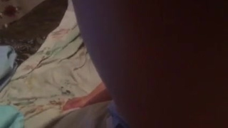 Фигуристая чика делает отсос своему мужчине