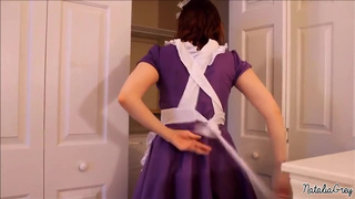 Мужичек кончил в красивую служанку