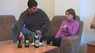 Паень хочет трахнуть милую нетрезвую девицу