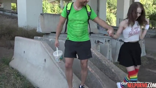 Стройная русская студентка в гетрах долбится с парнем под мостом на улице