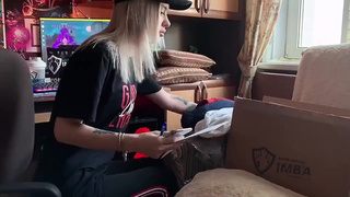 Русская доставщица потрахалась с клиентом в попу чтобы не писал жалобу