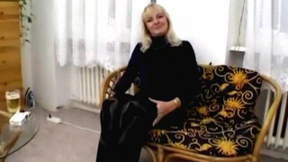 Мать посасывает сыну через презерватив и ебется в половую щель, не боясь залететь