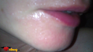 Чика делает минетик а чувак снимает видео как кончает ей в ротик