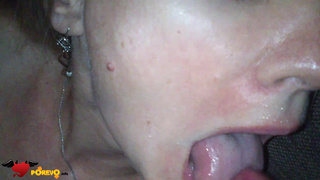 Чика делает минетик а чувак снимает видео как кончает ей в ротик