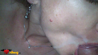 Чика делает минетик а чувак снимает видео как кончает ей в ротик