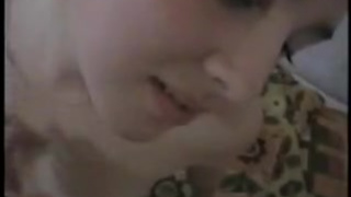 Русская девчуля Кристина делает минетик на дому