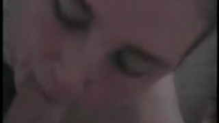 Русская девчуля Кристина делает минетик на дому