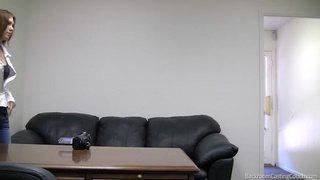 Чика покорно развела свои ляжки на секс кастинге