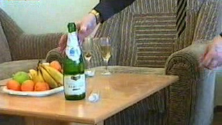 Подвыпившая Катя делает отсос своему другу