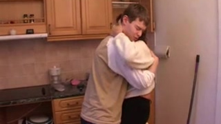 Опытная домохозяйка устроила любительское порно на кухне