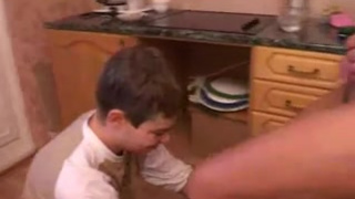 Опытная домохозяйка устроила любительское порно на кухне