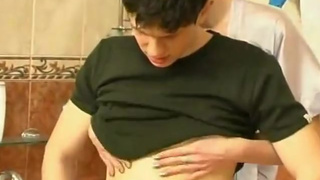 Мать теребонькает сынуле половой хуец