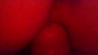 Привычно наблюдает как благоверная шпилится с двумя