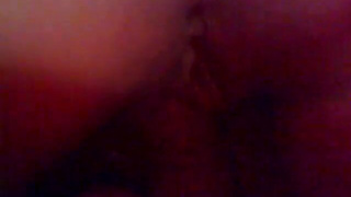 Привычно наблюдает как благоверная шпилится с двумя