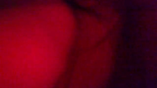 Привычно наблюдает как благоверная шпилится с двумя