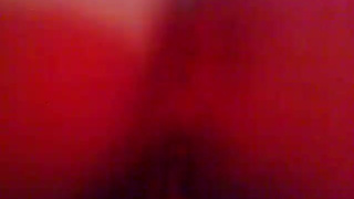 Привычно наблюдает как благоверная шпилится с двумя