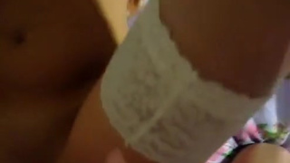 Чпокает в презервативе брюнетку в белых капронках и снимает хоум секс