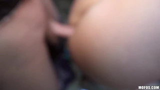 Дала в попочку настырному другу пока никто не видел