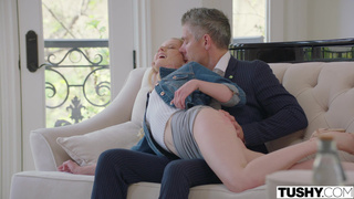 Молоденькая студентка соблазнила взрослого репетитора на анальный секс