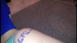 Неопытная студентка облизывает длинный стояк бойфренда