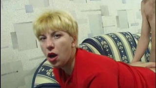 Юной ассистент директора школы ублажает ее желания в позе на четвереньках