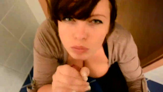 Пухлые губы девицы пиявкой впиваются в конец мужика